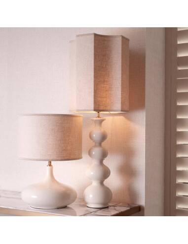 Paire de lampes de table en céramique blanche craquelée et laiton patiné.