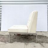 Fauteuil rétro en simili cuir skaï blanc ivoire et structure en métal chromé