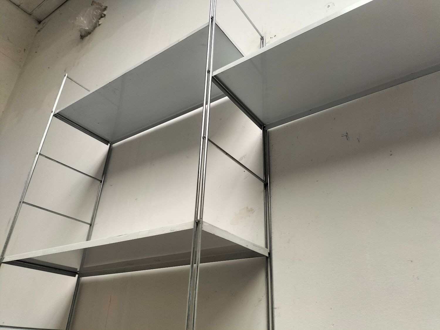Metal string shelf