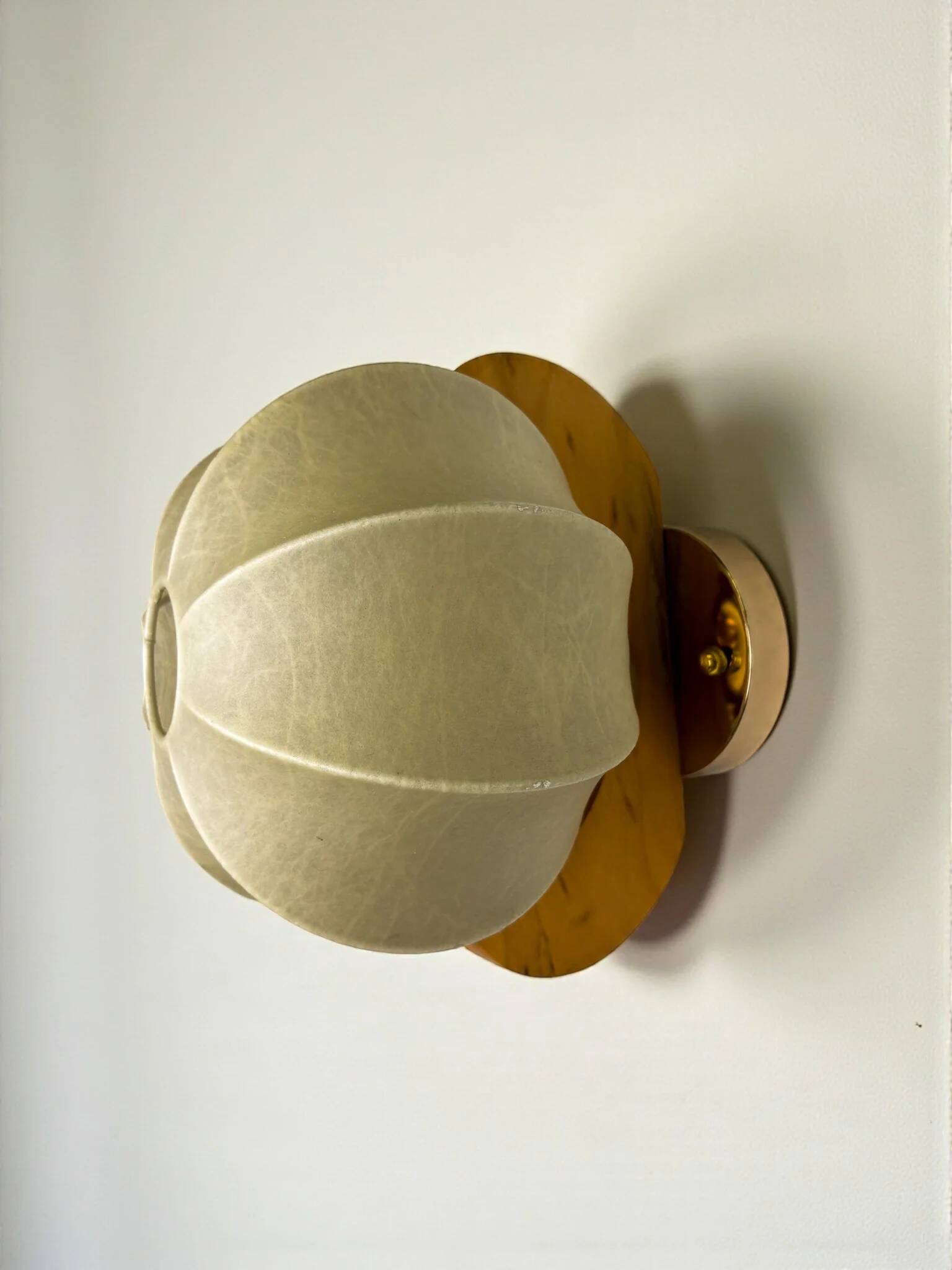 "Cocoon" wall light in resin and pine, Italy, circa 1970s