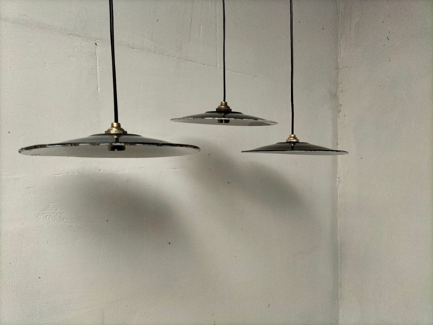 Enamelled sheet metal suspensions