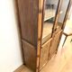 Armoire vitrée en bambou et cannage