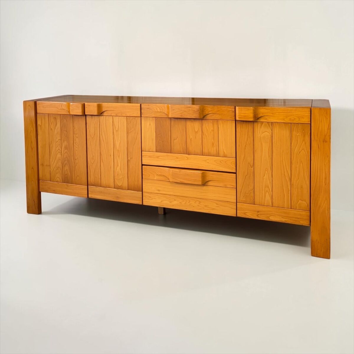 Enfilade en orme massif circa 1970-80 attribuée à Maison REGAIN