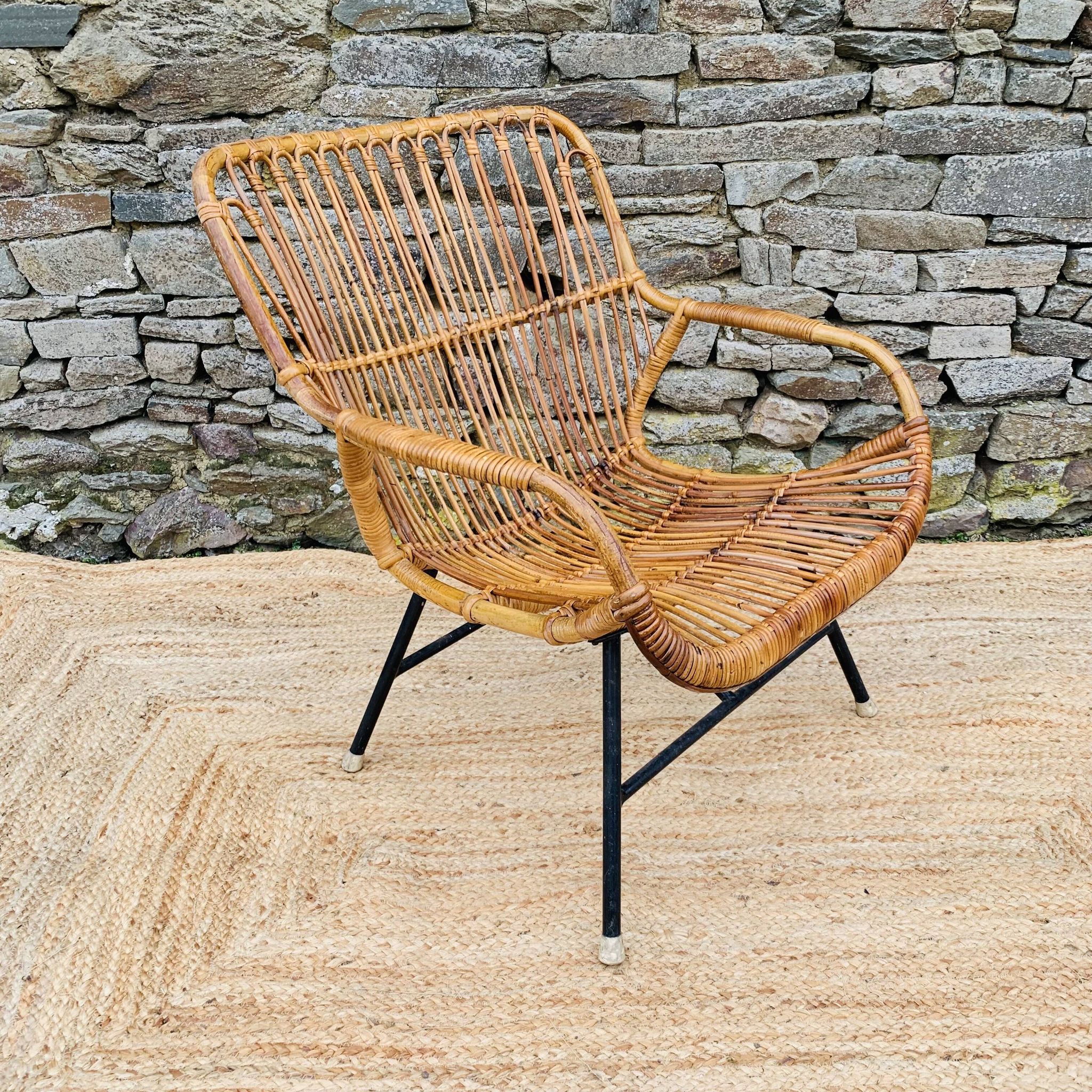 Fauteuil en rotin et piétement en métal noir 1960