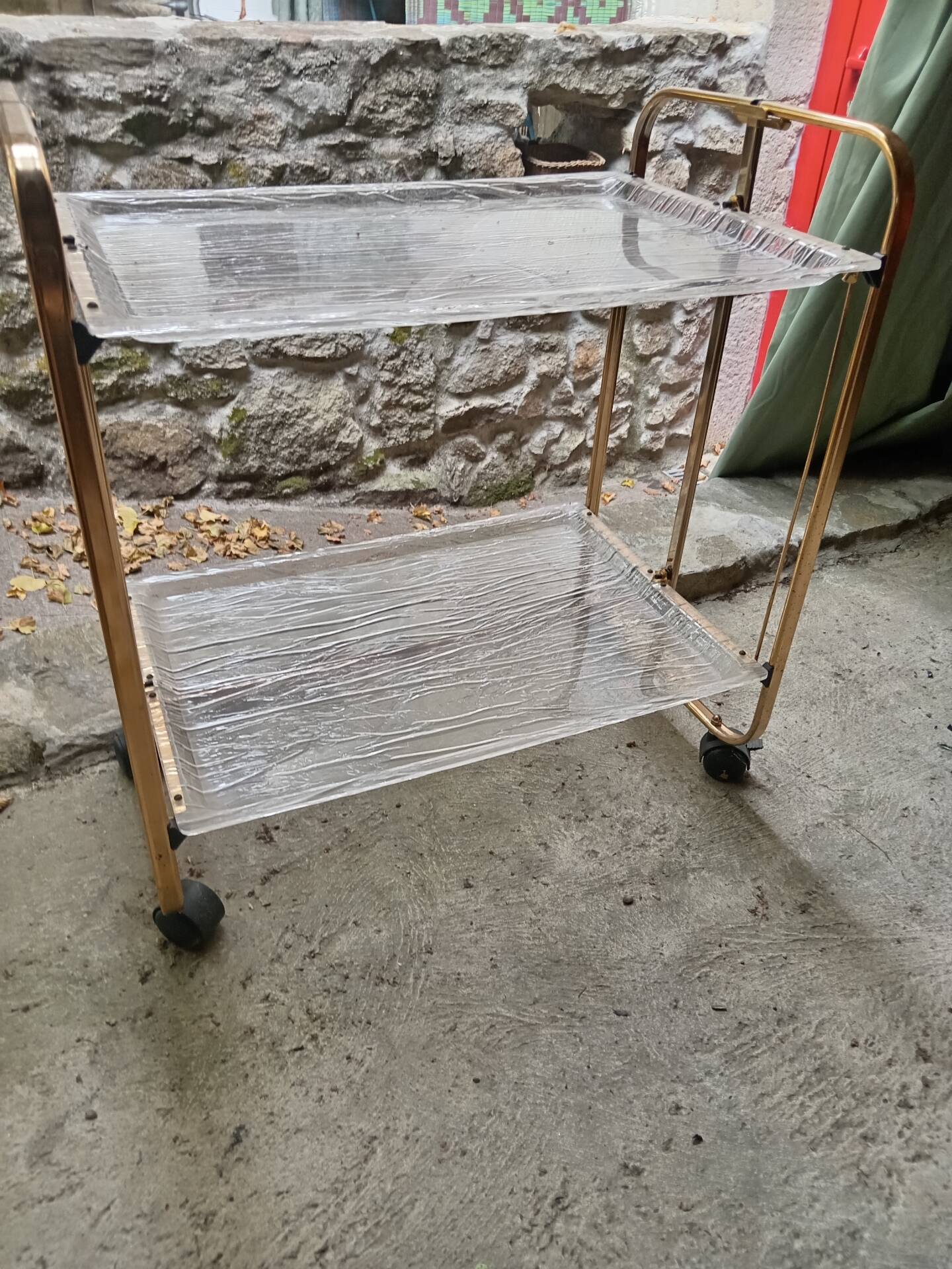 Desserte dorée en plexiglas