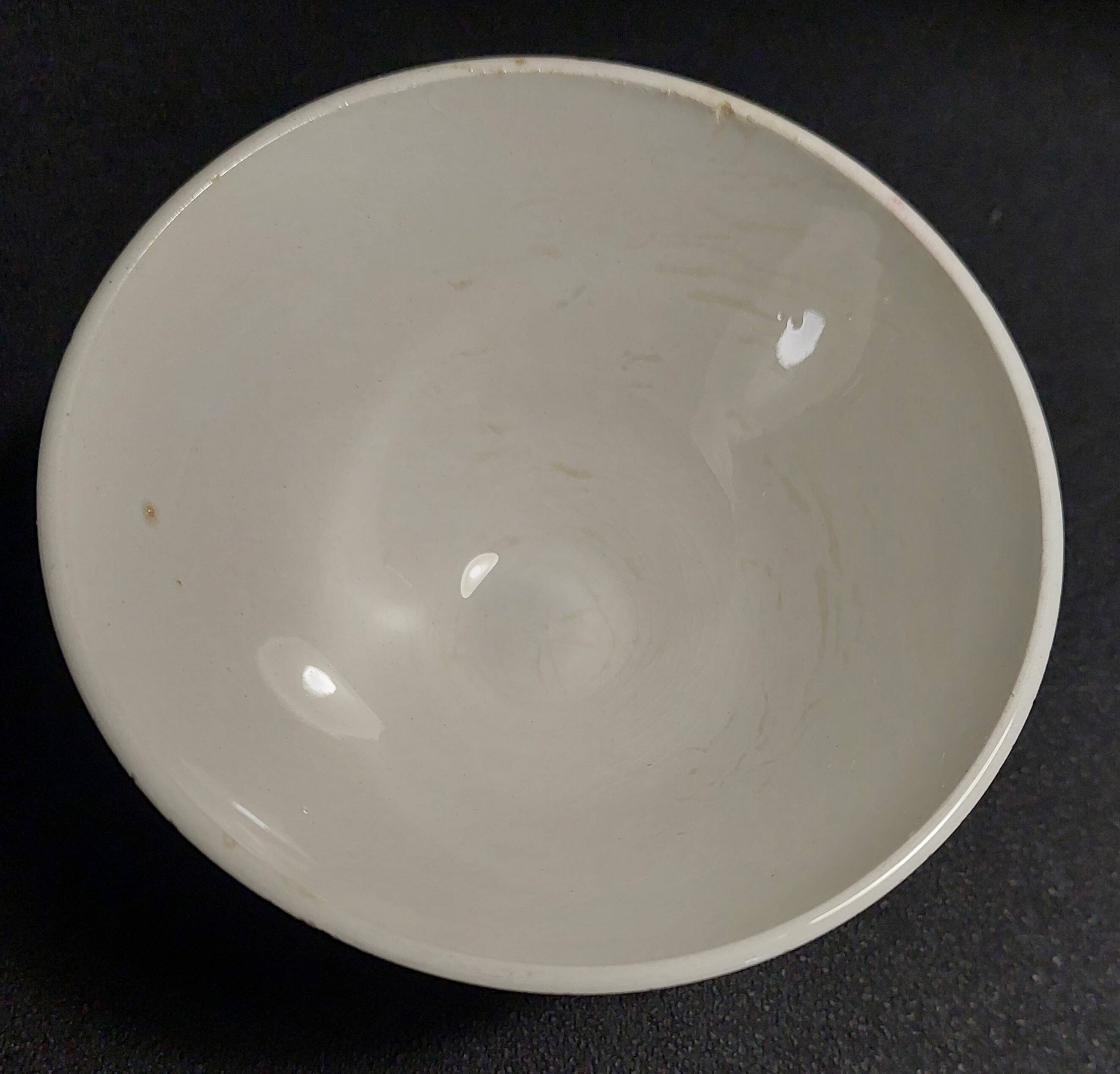 Sarreguemines earthenware bowl with red decoration, second half of the 20th century