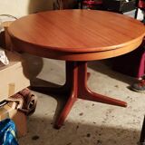 Baumann Scandinavian round table