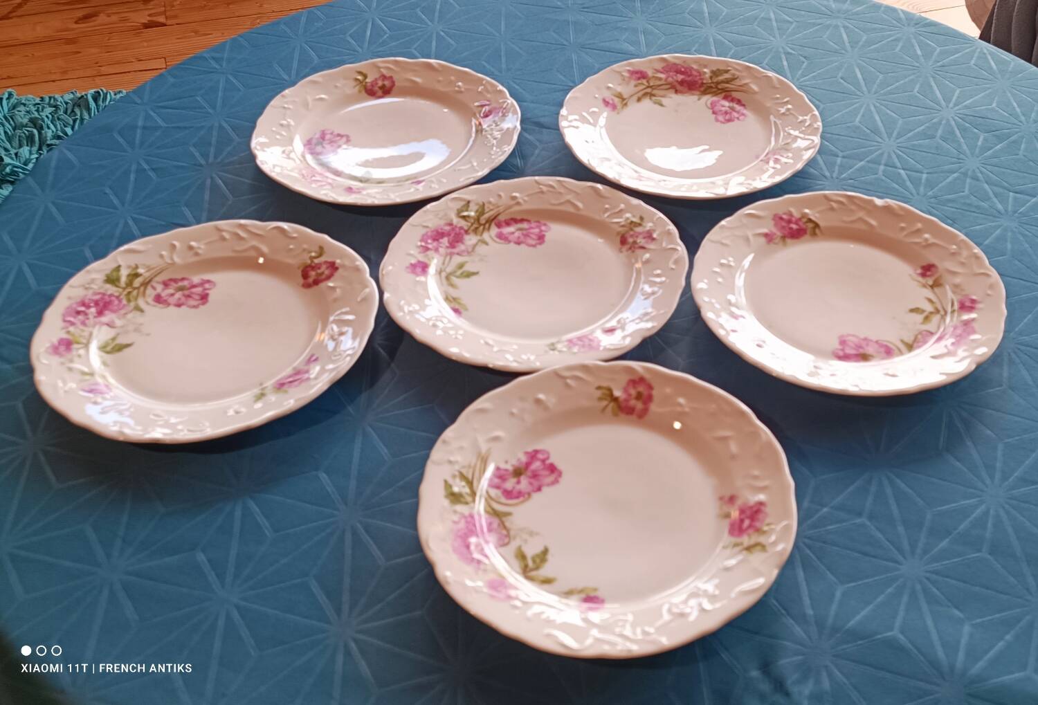 6 assiettes à dessert en faïence ouvragée , 1960's, travail français .