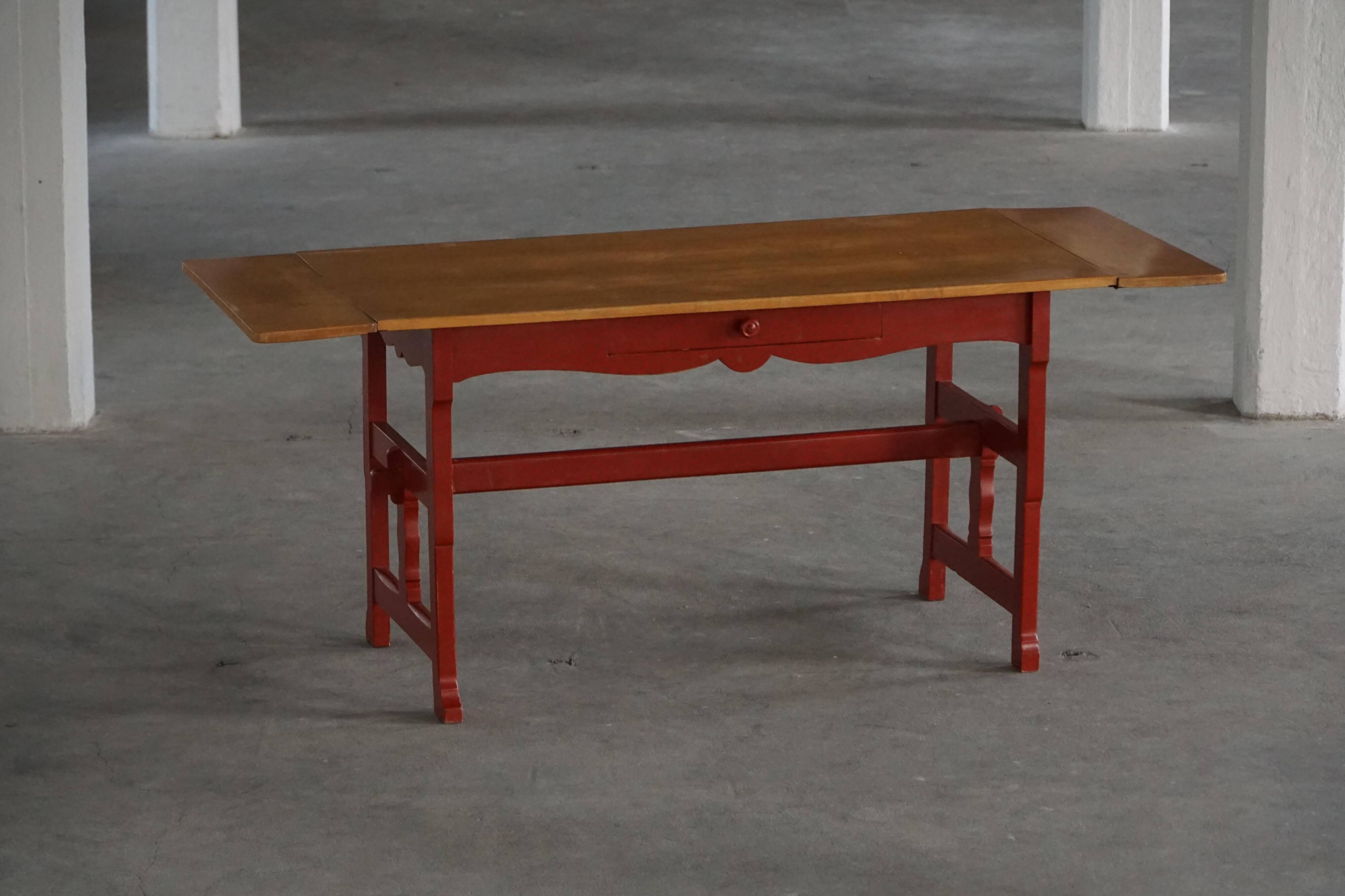 Scandinavian extendable table for writing or dining with a drawer, early 20th century.