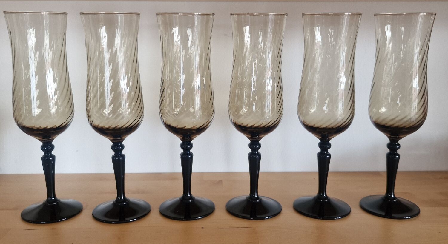 Verres en cristal fumé noir torsadé