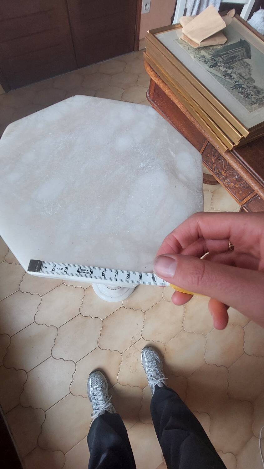 Marble effect column and its lamp