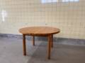Table à manger ronde extensible en pin par Furusnickarn AB