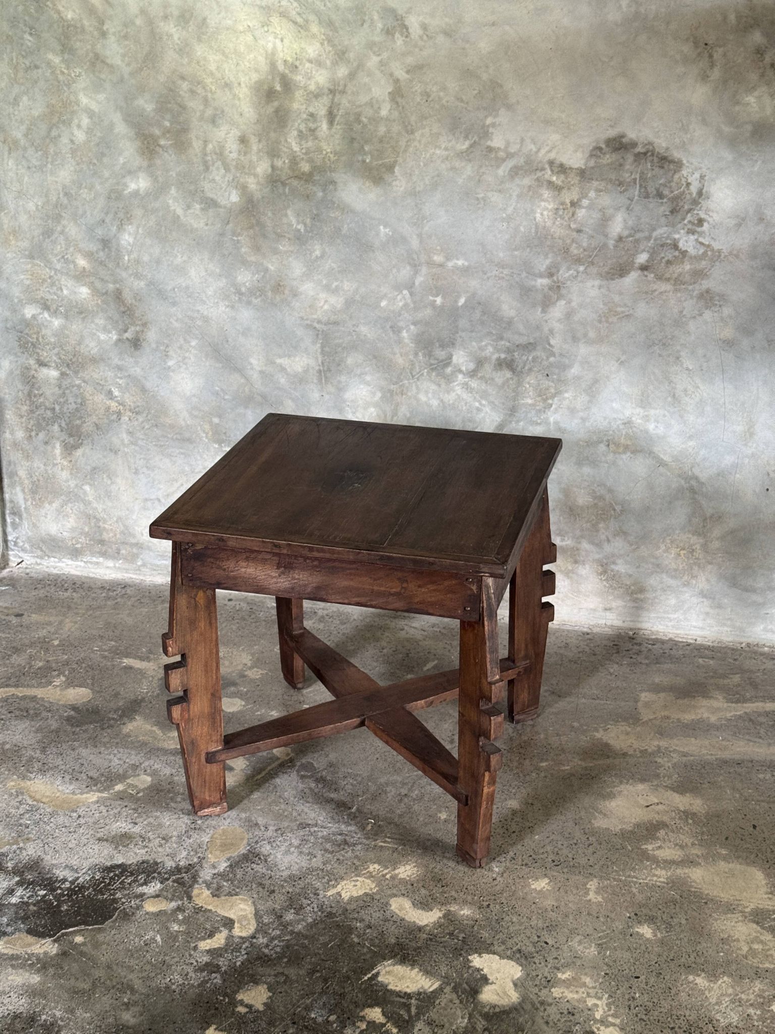 Coffee table, petite table basse indonésienne ancienne moderniste en teck