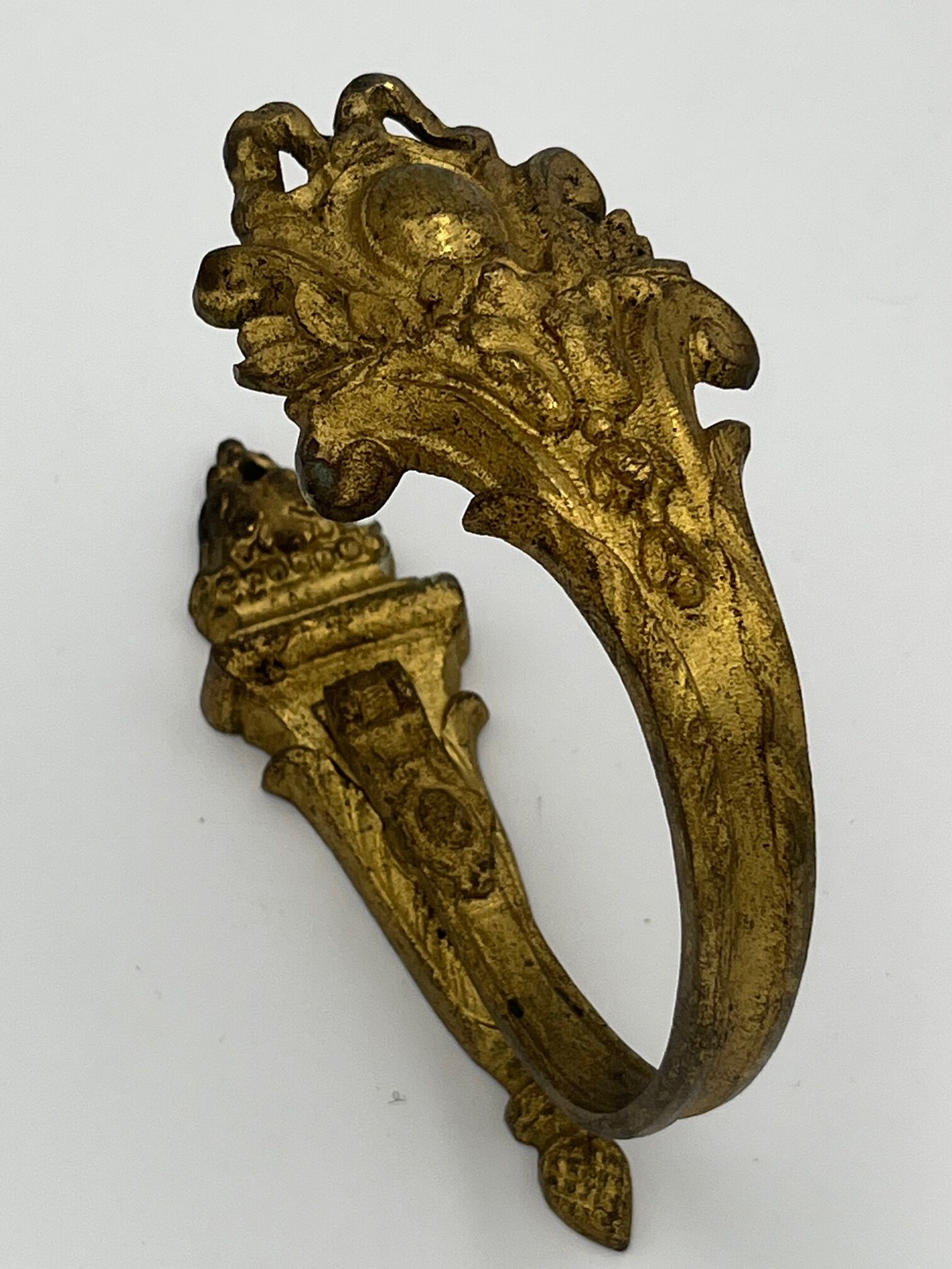 Pair of golden bronze kiss holders Rocaille style