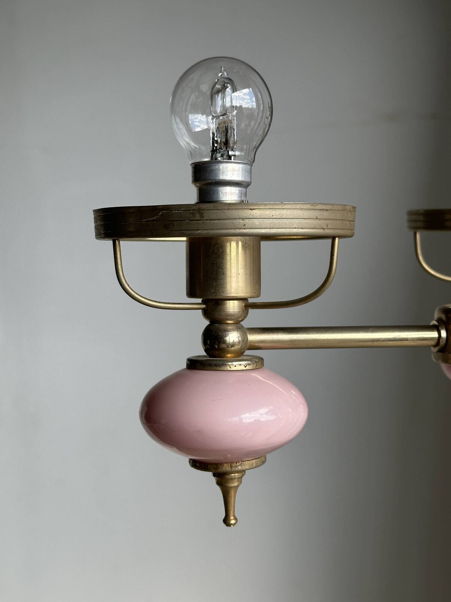Petit lustre rose et doré à 3 bras de lumières