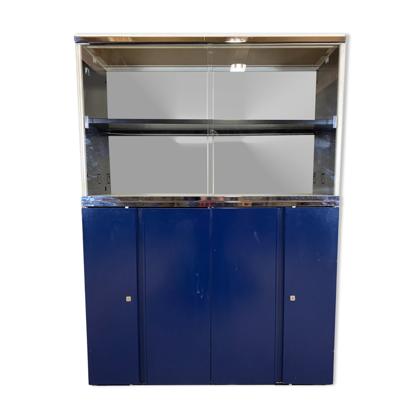 Filing cabinet with suspended back