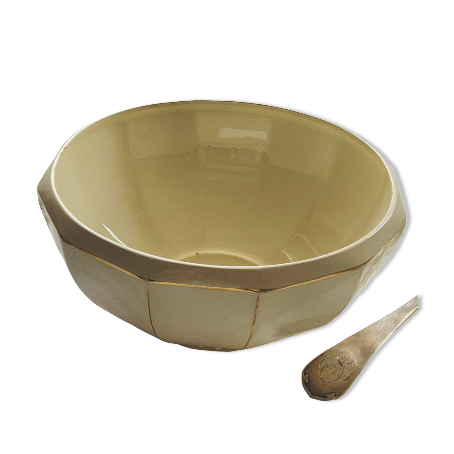 Old salad bowl in earthenware, French manufacture of Badonviller