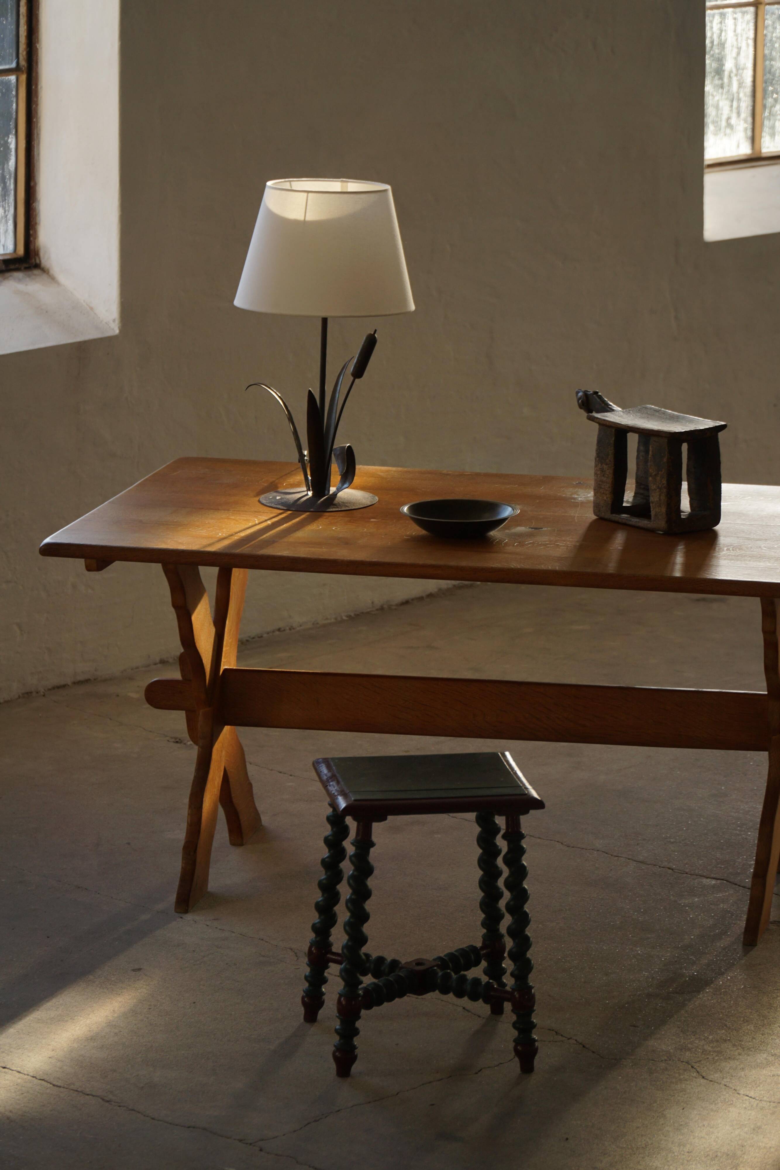 Handcrafted table lamp in wrought iron, organic shape, mid-20th century, 1940s.