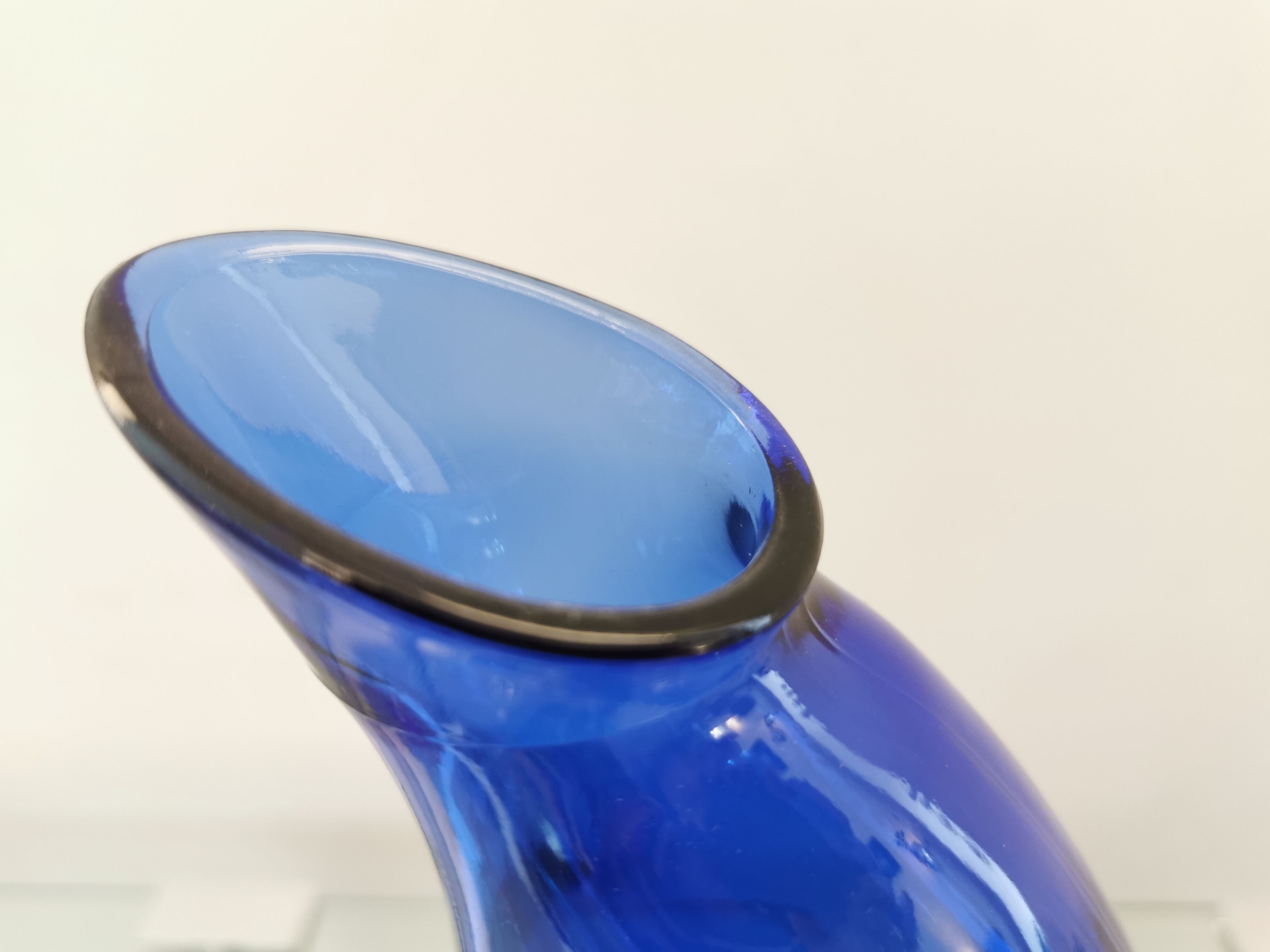 Carafe en verre bleu vintage