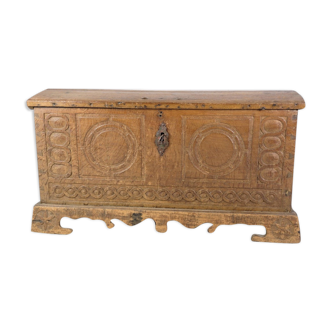 Oak coffin with carvings from around the year 1760s