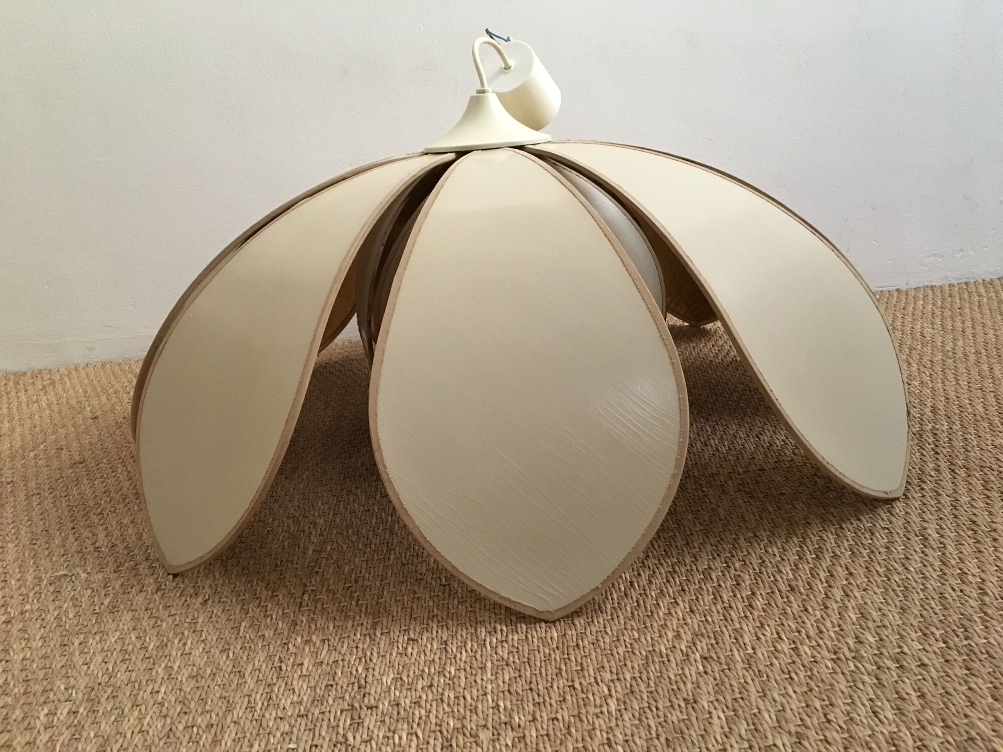 Suspension fleur petales beiges et dorees vintage