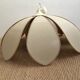 Suspension fleur petales beiges et dorees vintage