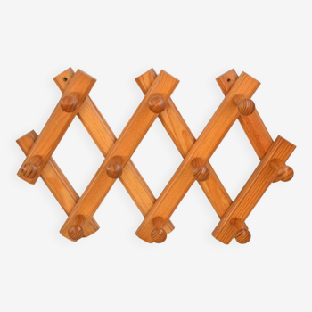 Wooden accordion coat rack