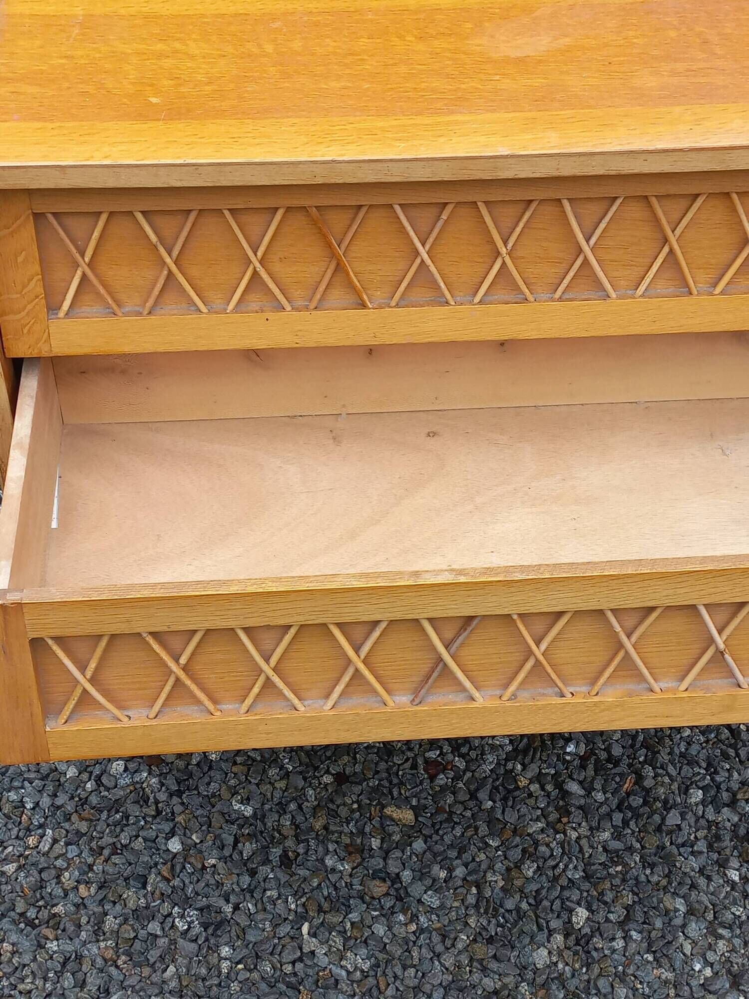 Vintage chest of drawers in light oak and rattan with tapered legs, 3 drawers from the 1950s.