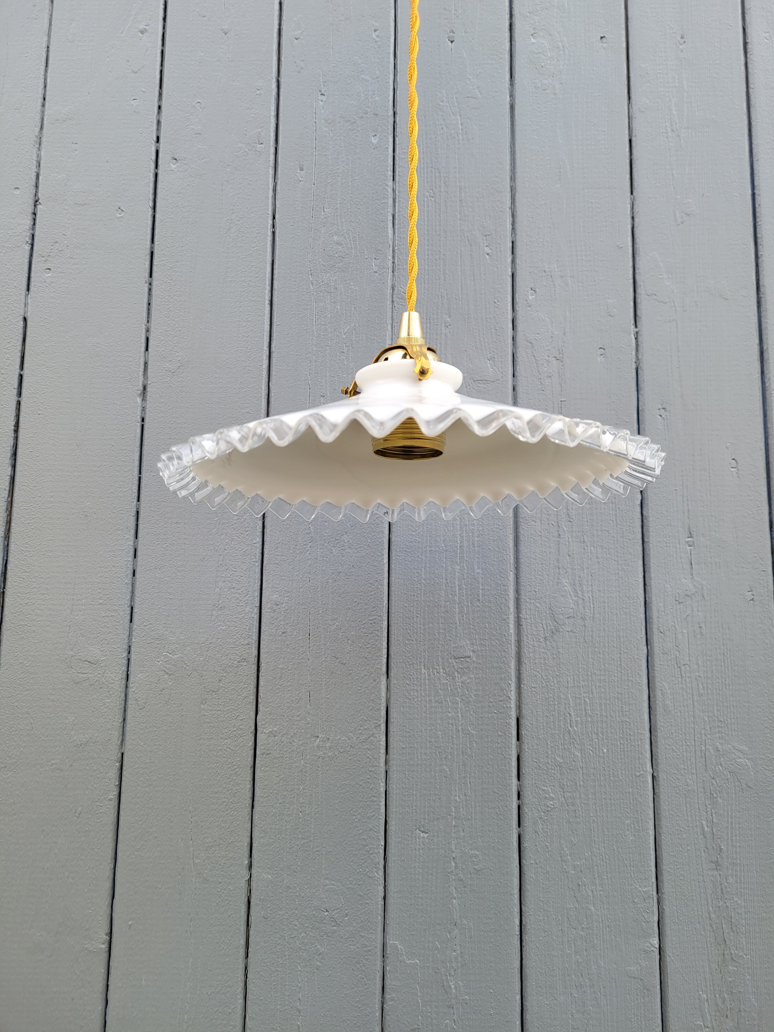 Serrated opaline suspension