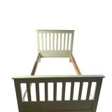 Lit en bois couleur vert