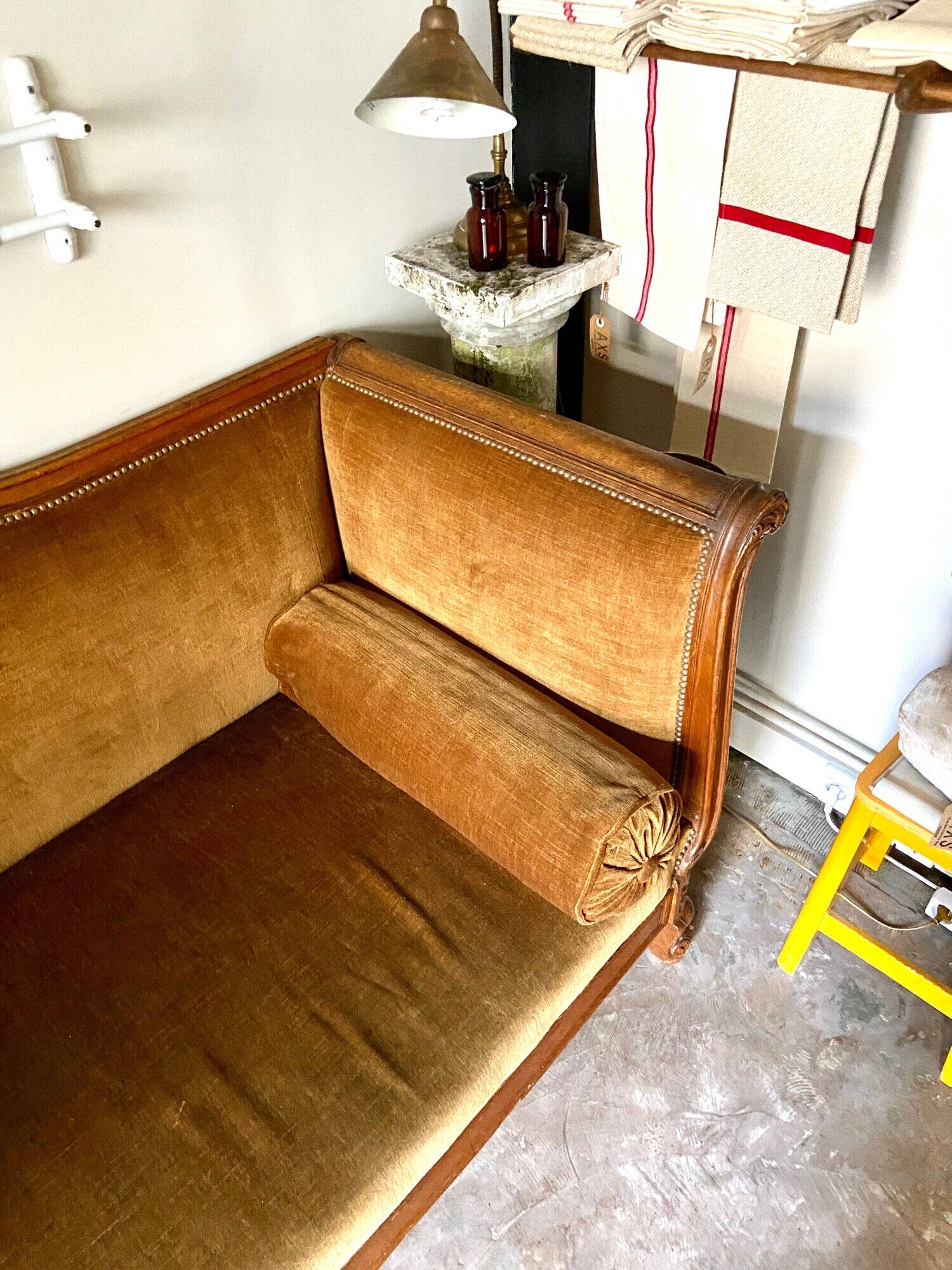 Bench, roller daybed in chiseled wood and ocher velvet, mid-19th century