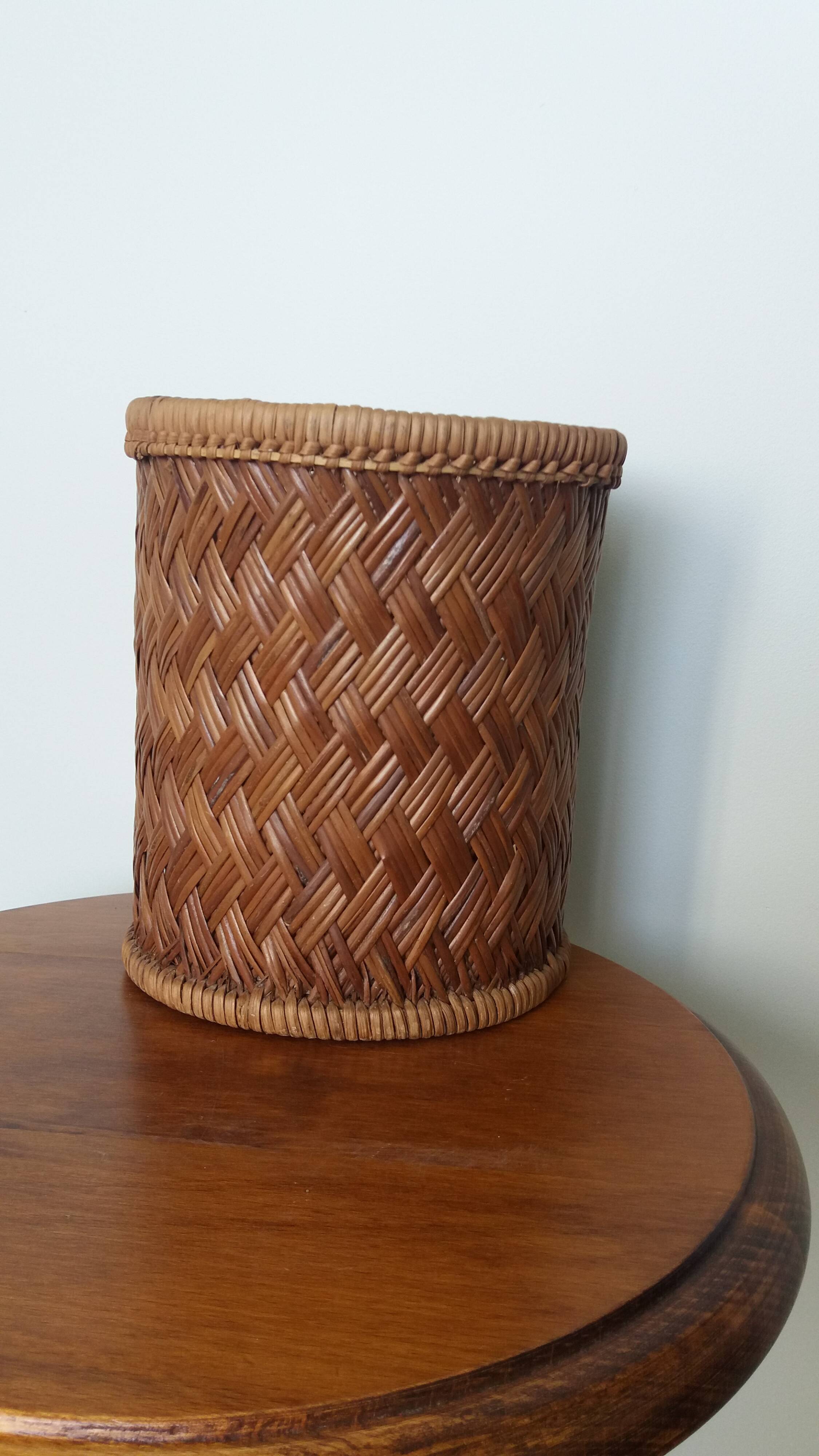 Panier cylindrique haut en osier, cache-pot ou corbeille à papier