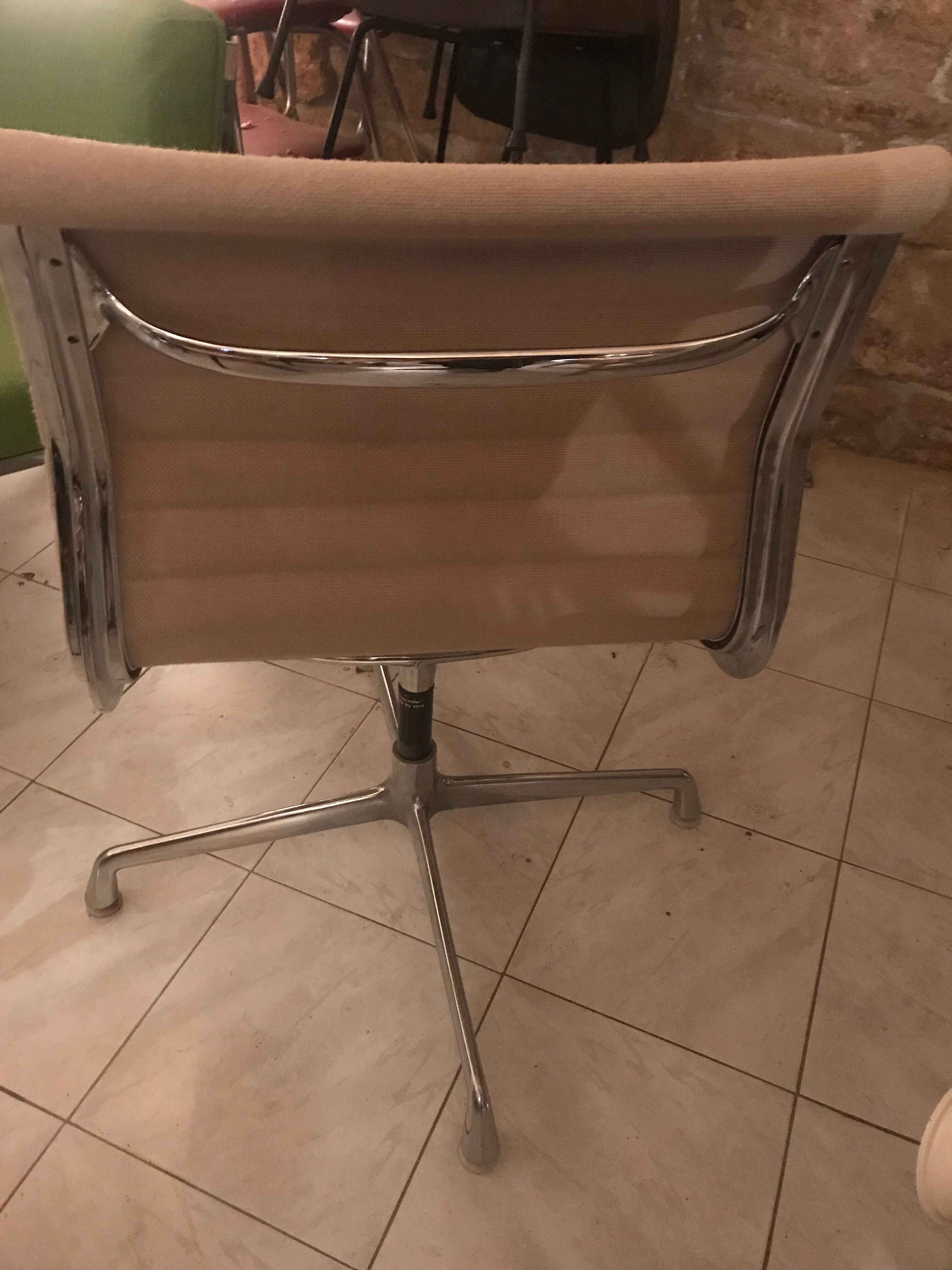 Pair of chairs Eames EA 105