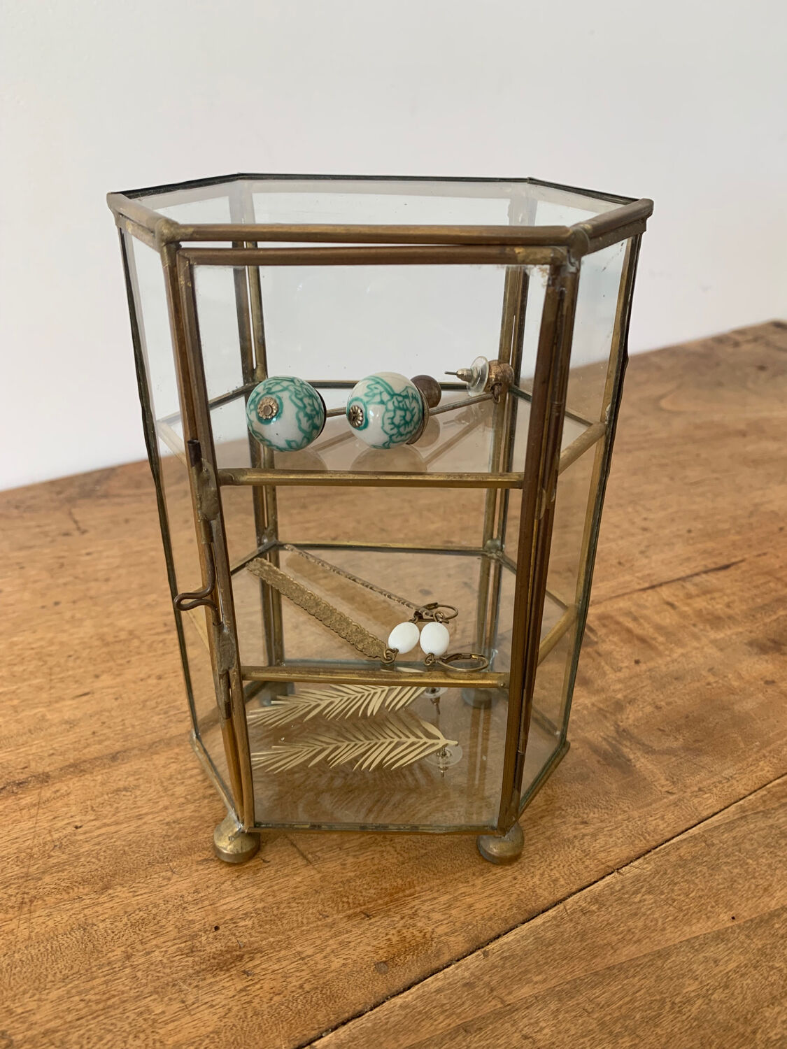 Petite vitrine vintage en verre et laiton