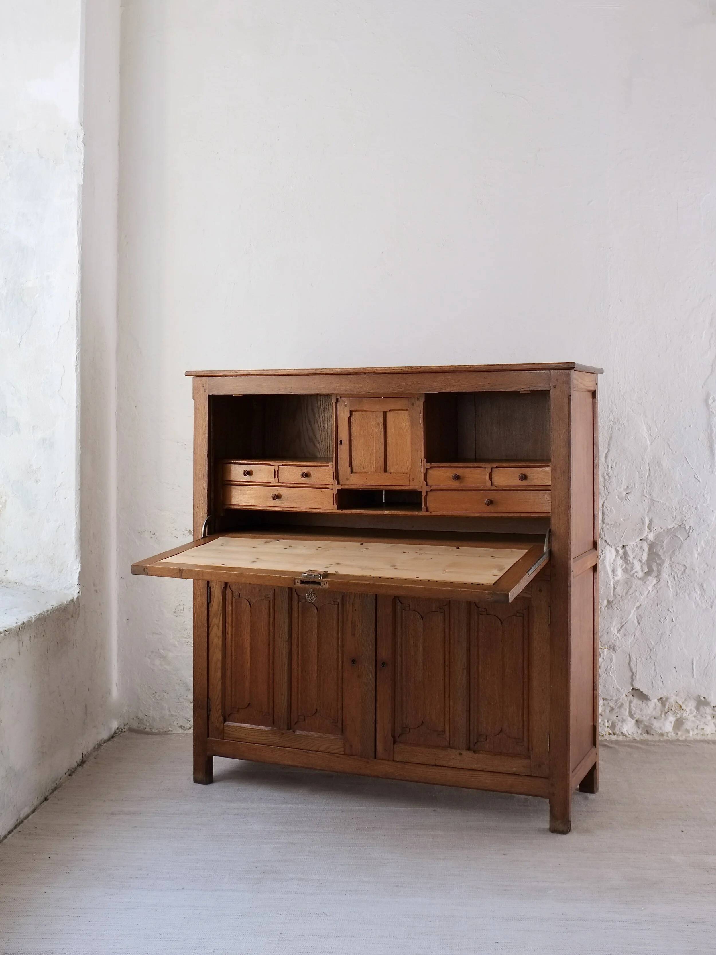 Gothic style carved oak cabinet | Belgium | 1900s