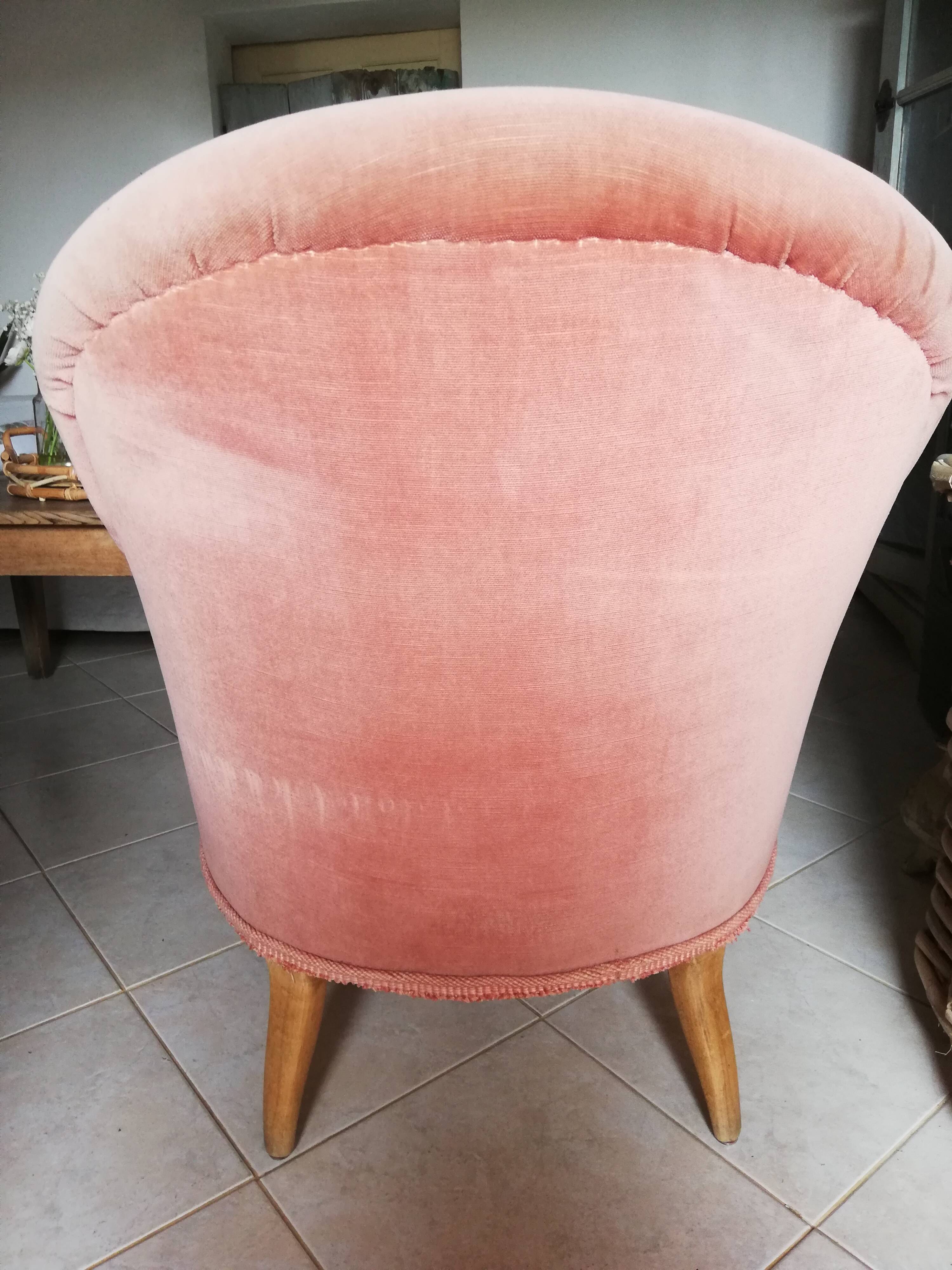 Pink toad chair