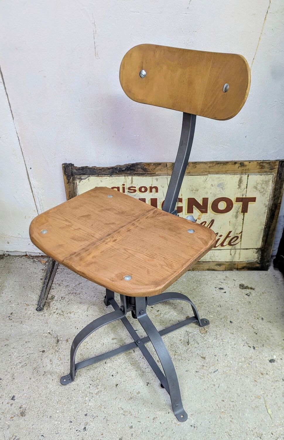 Bienaise 52 industrial workshop chair vintage design 50s 60s