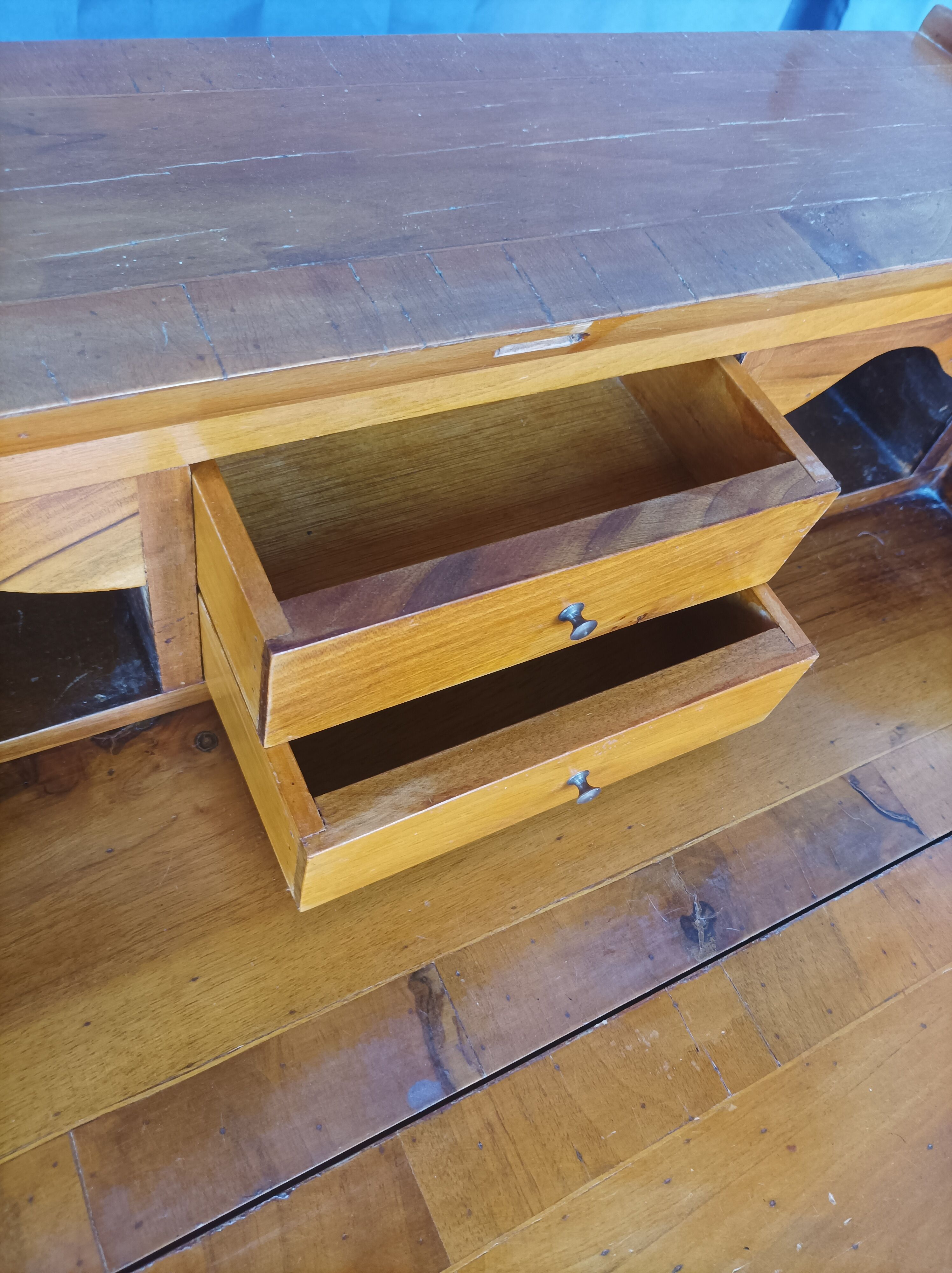 Walnut bramble secretary