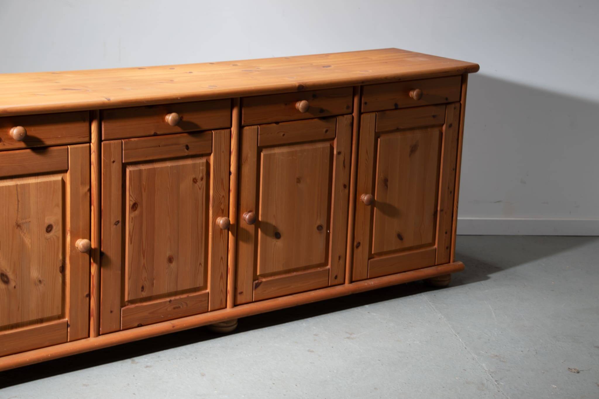 Buffet danois en pin des années 1980