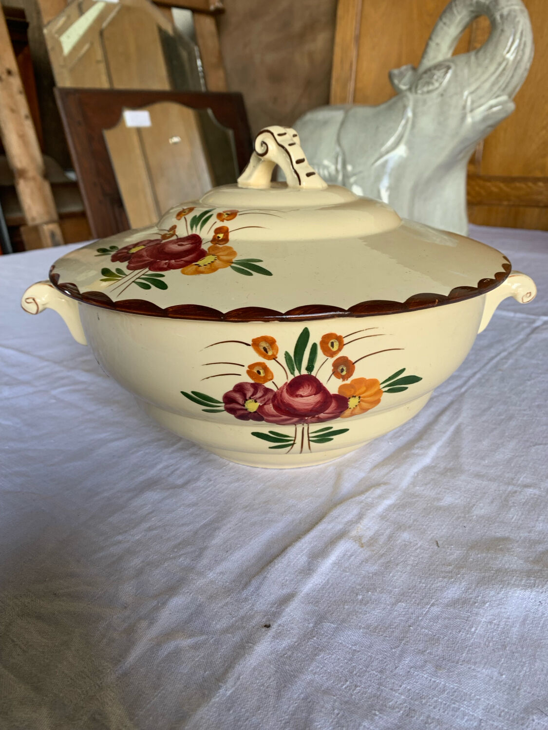 Soupière ancienne Longchamp modèle Agen en faïence française à décor floral