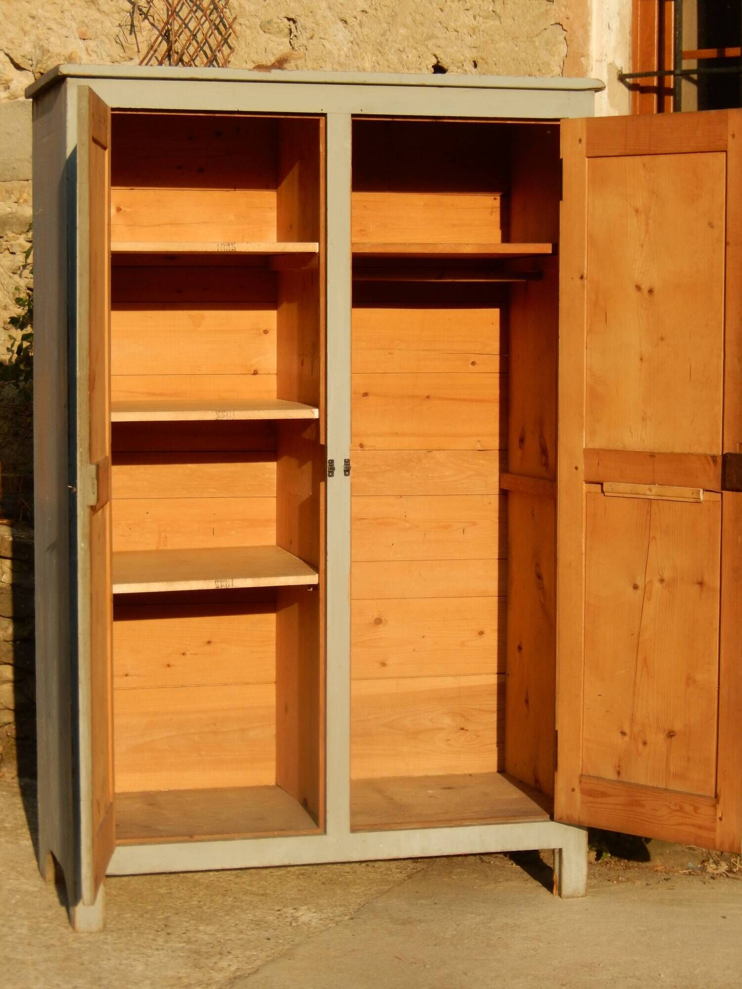 Old workshop wardrobe - Parisian locker cabinet, worn patina
