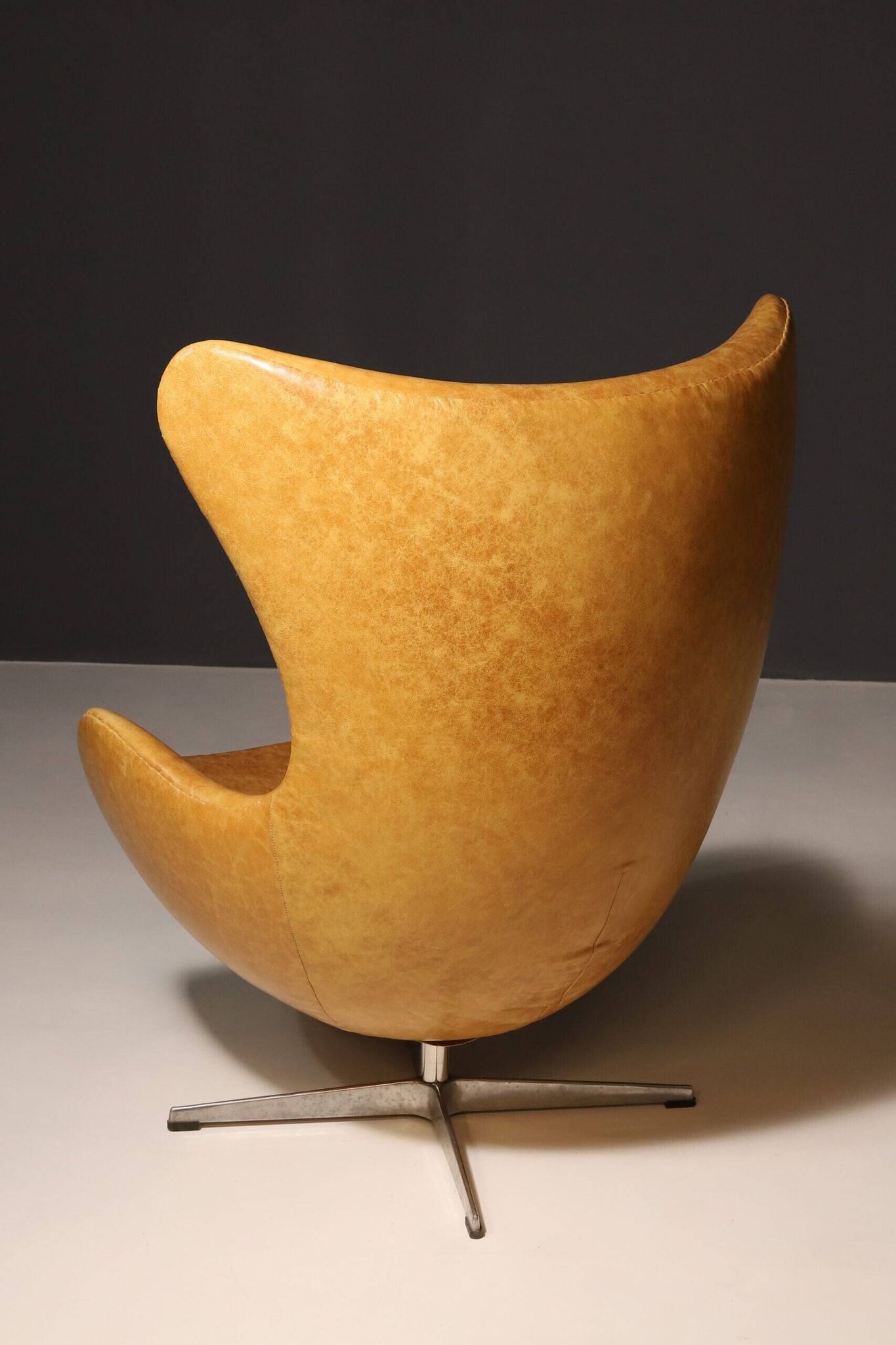 Chaise œuf modèle 3316 en cuir moderne Arne Jacobsen années 1990 Danemark