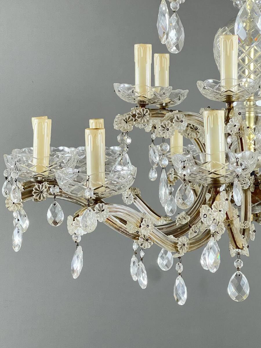 Large crystal chandelier with pendants, Louis XV style, 20th century.