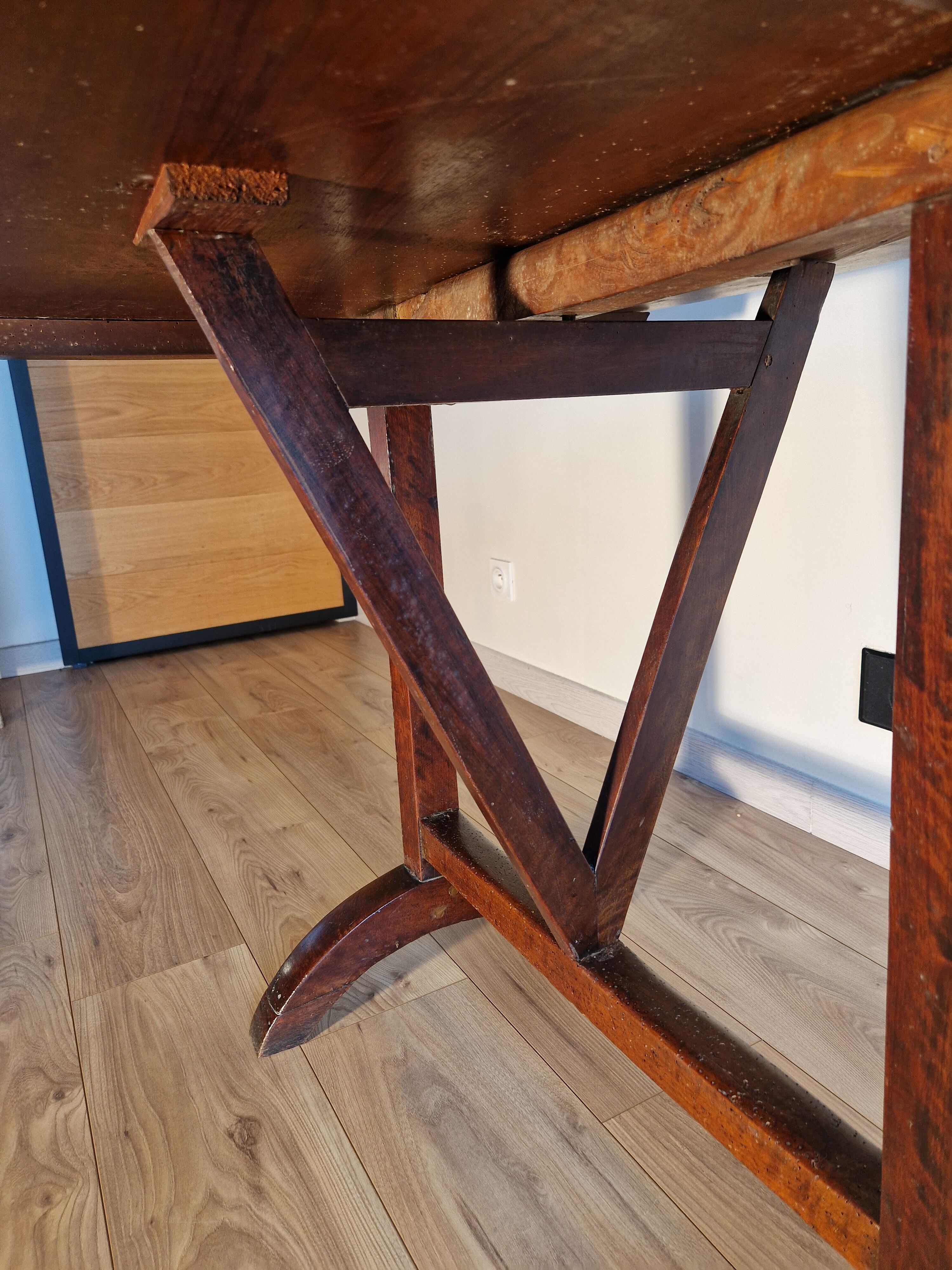 Folding oval winemaker's table