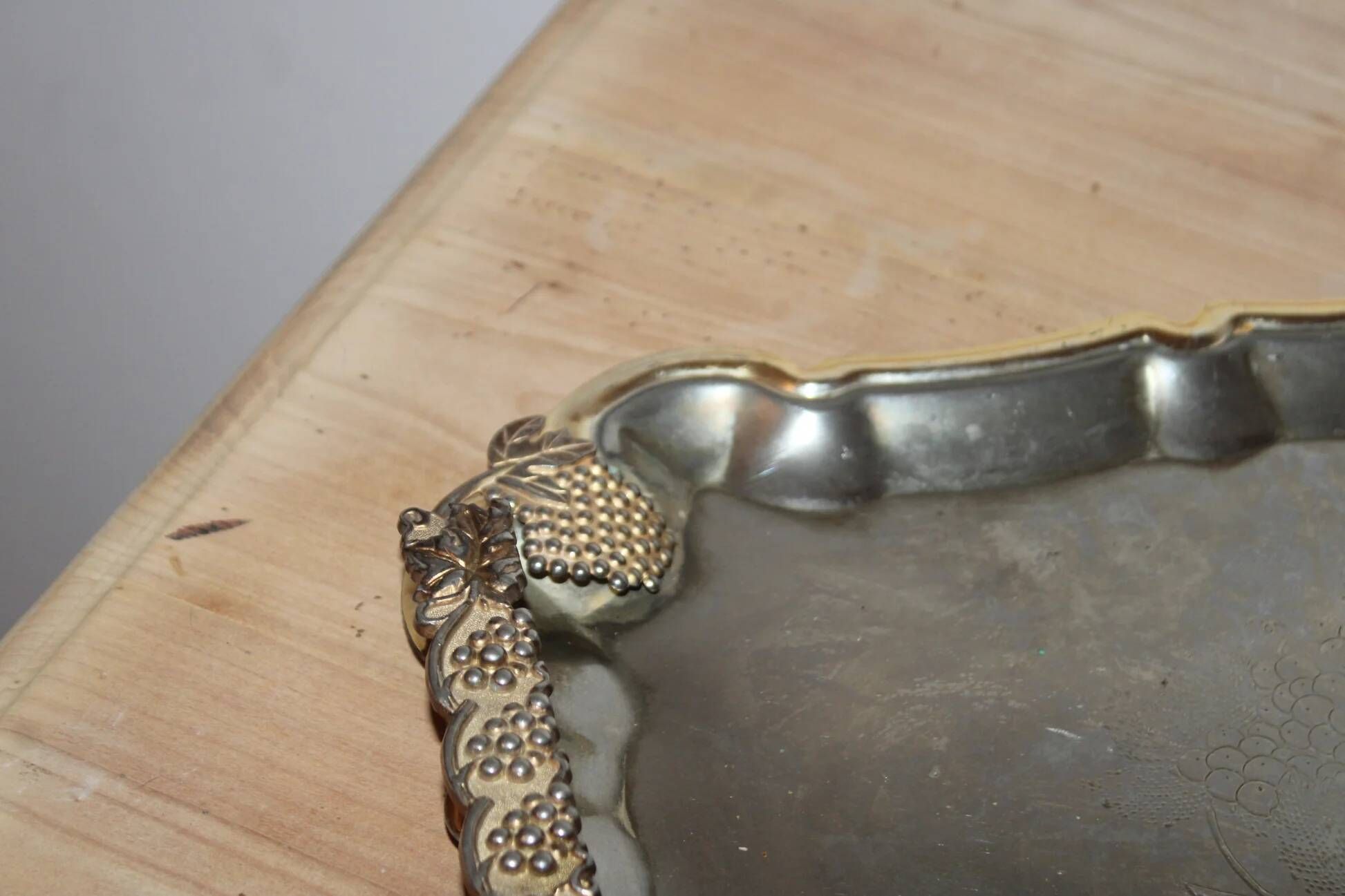 Vintage silver and gold metal serving tray – Grape cluster decoration – 36 cm