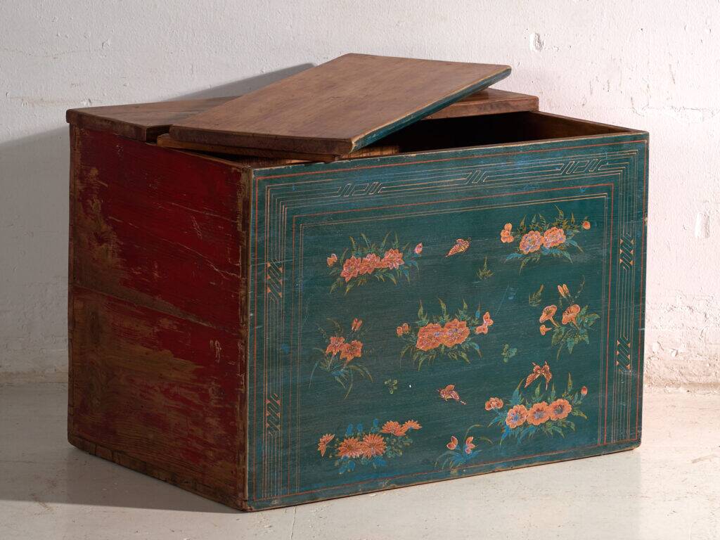 Antique Chinese chest in green lacquered elm – China, circa 1900