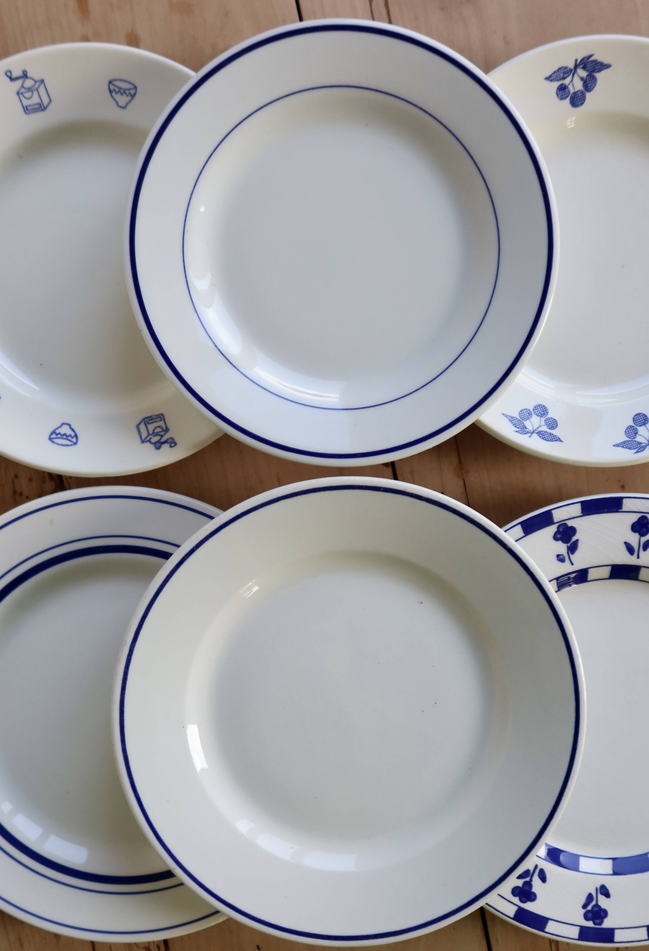 6 mismatched vintage dessert plates in white and blue porcelain – Lo