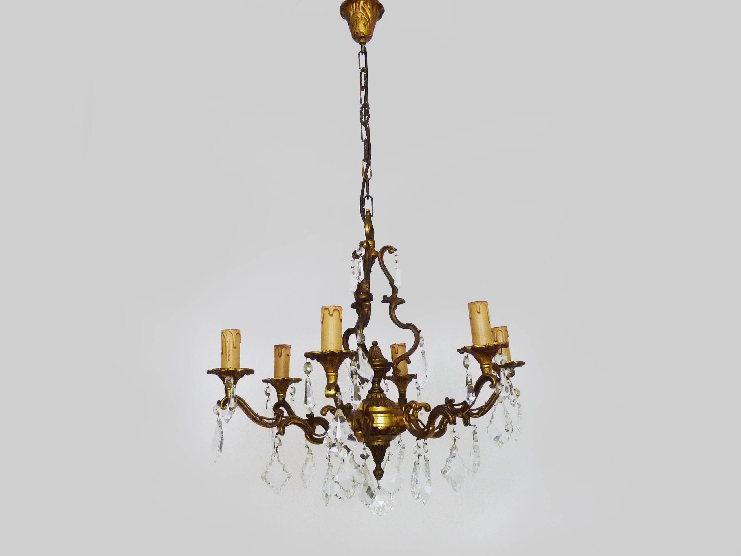 Lustre cage en bronze et pampilles en verre, à 6 feux.