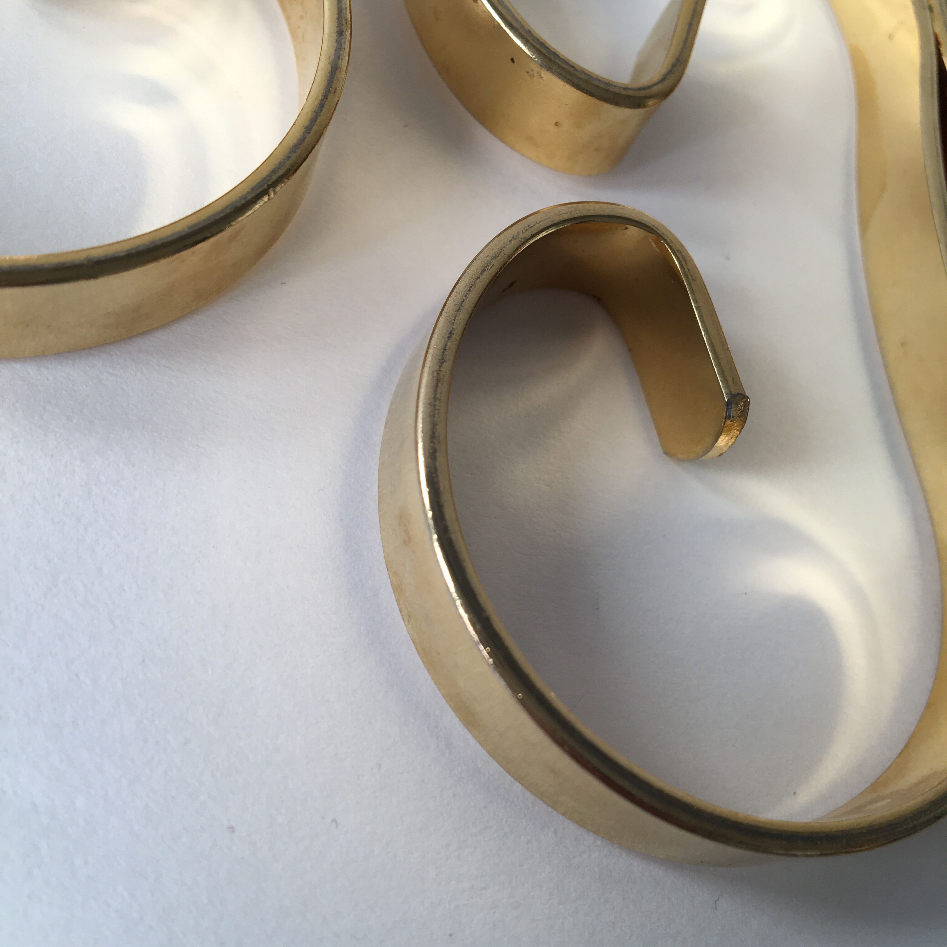 Pair of under-bottles volutes gold metal