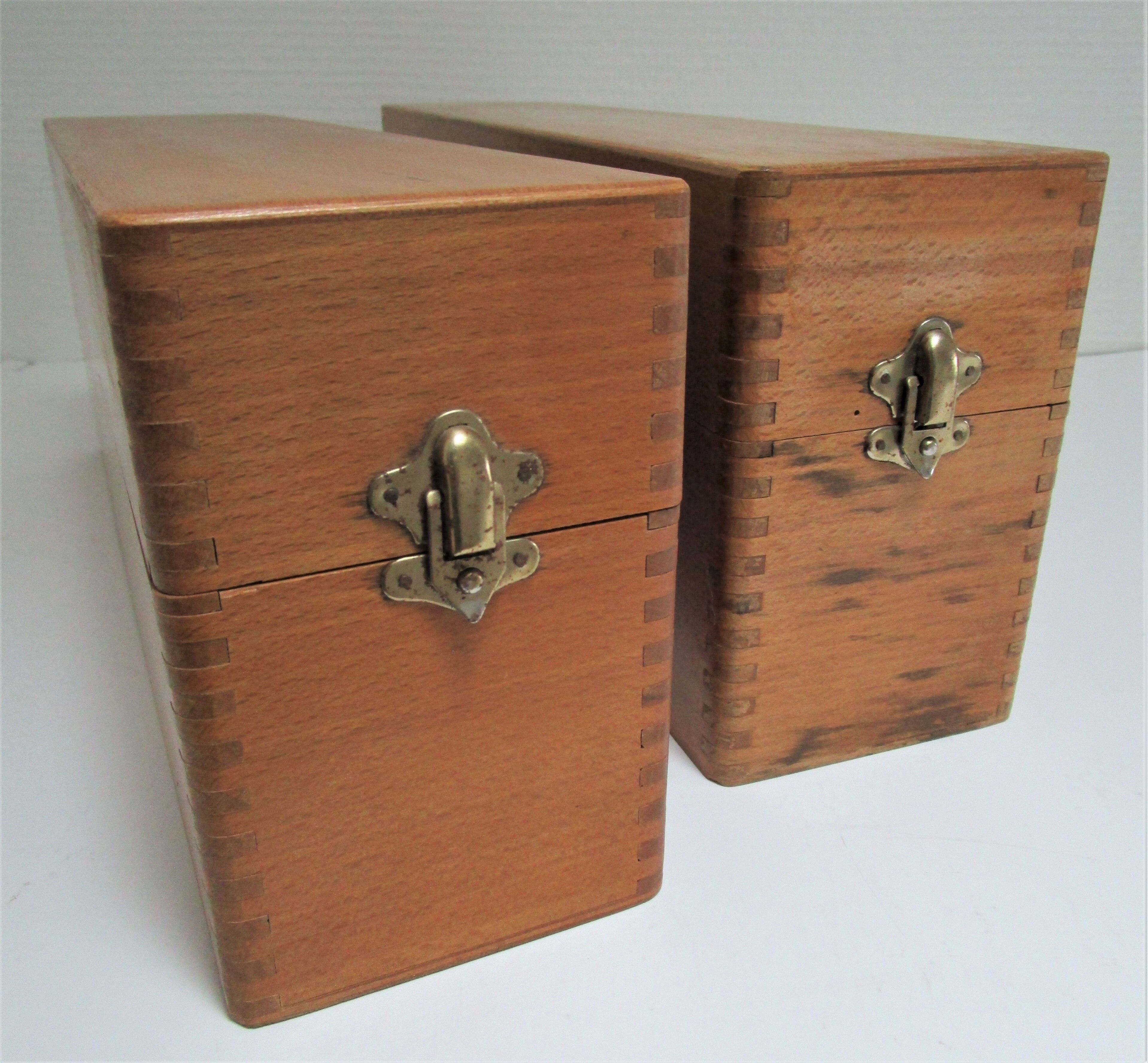Deux boîtes à archives en bois de hêtre vintage
